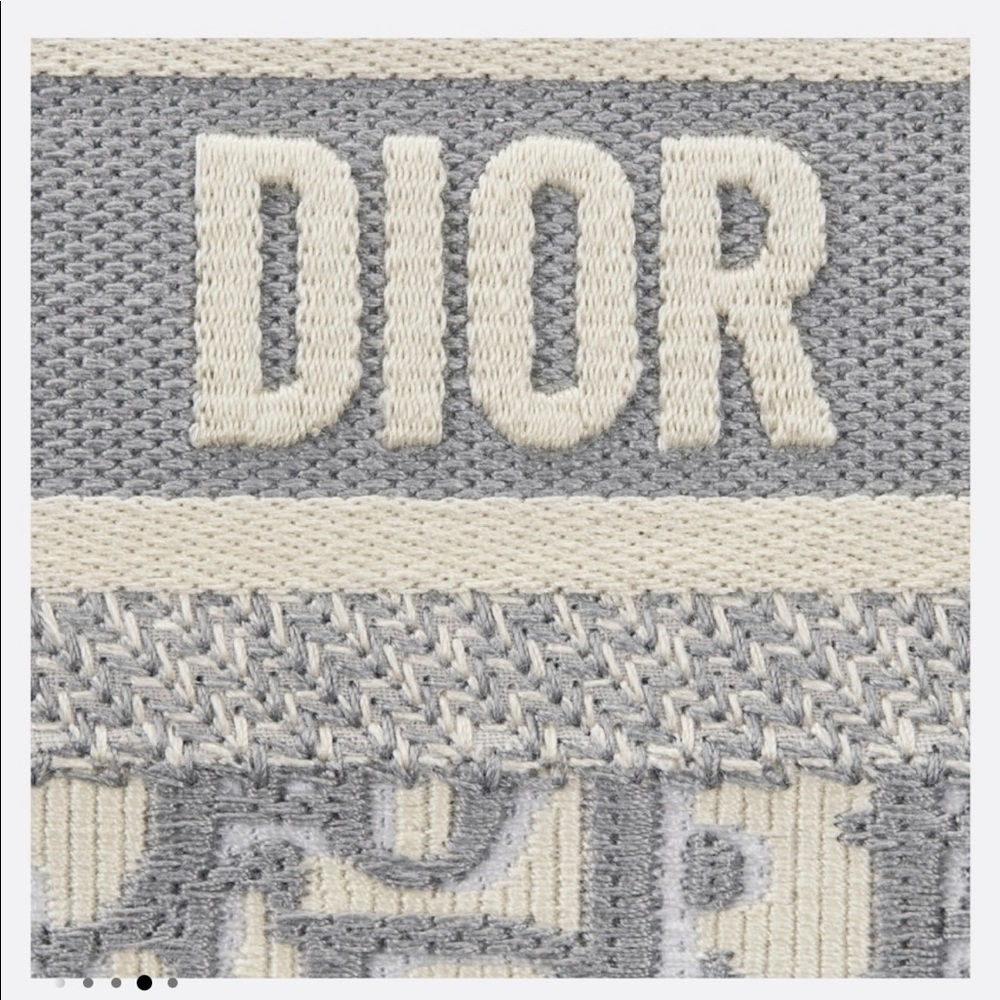 MINI DIOR BOOK TOTE
Gray Dior Oblique Embroidery (24 x 22.5 x 8 cm) - Picture 6 of 7